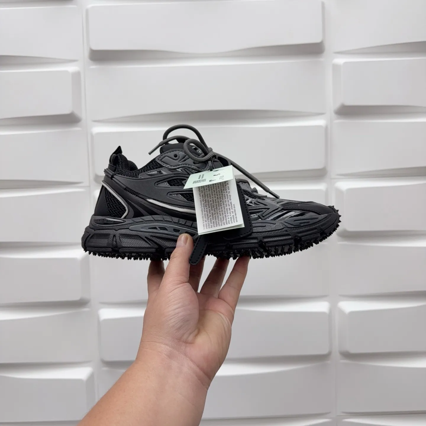 【off- white】P: 720💰Couple style👫, Size: 35-44 (Male 38.45.46 custom-made) High-quality version👊"Out of office" series original mold opening, original lasting, production process 1:1 original version ➰OFF GREY) OFF-WHITE Be Right Back Couple style👫Round toe lace-up arrow pattern low-top lifestyle casual shoes green. A running shoe called the "Be Right Back" sneaker. The design of this sneaker is inspired by Japanese sports aesthetics and craftsmanship, with running performance and principles at its core.